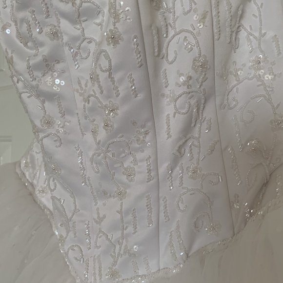 David's Bridal White Tulle Wedding Dress With Beaded Satin Bodice Size 16 - Picture 6 of 12